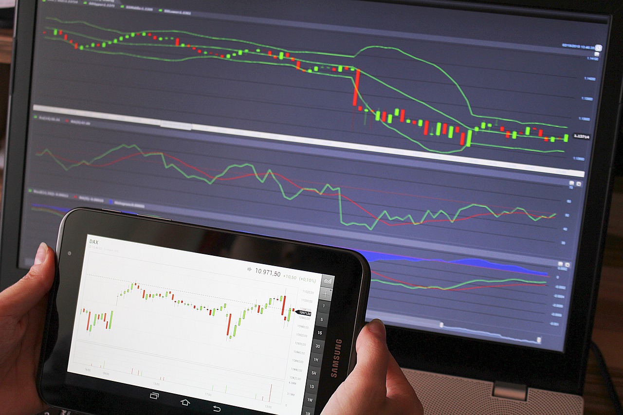 FOREX TRADING: The Basics Explained in Simple Terms (Forex, Forex Trading System, Forex Trading Strategy, Oil, Precious metals, Commodities, Stocks, Currency Trading, Bitcoin)     Paperback – September 15, 2015